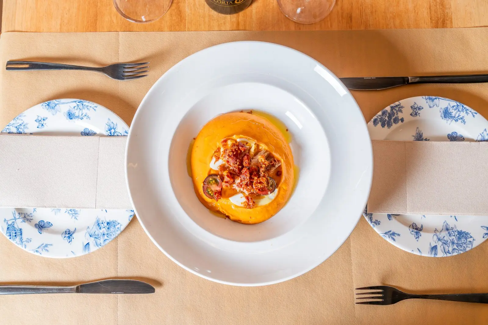 Porra antequerana de Mar de Gloria con melva, huevo y jamón